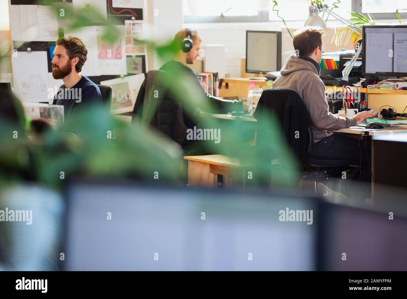 Kreative Geschäft Leute an Computern arbeiten im Großraumbüro Stockfoto