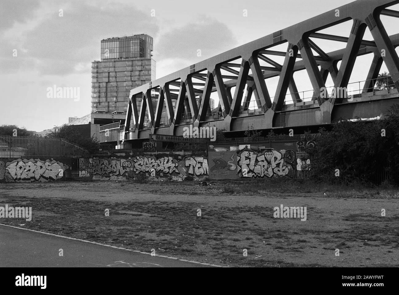 Eisenbahnbrücke und neues Apartmentgebäude in der Nähe von Brick Lane, Shoreditch, East London UK Stockfoto