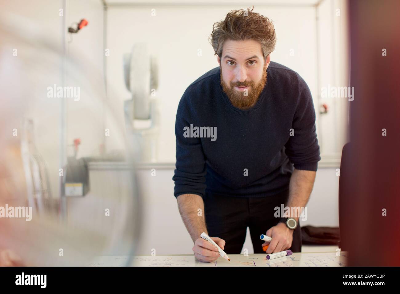 Portrait-sichere Planung von männlichen Ingenieuren am Whiteboard im Büro Stockfoto
