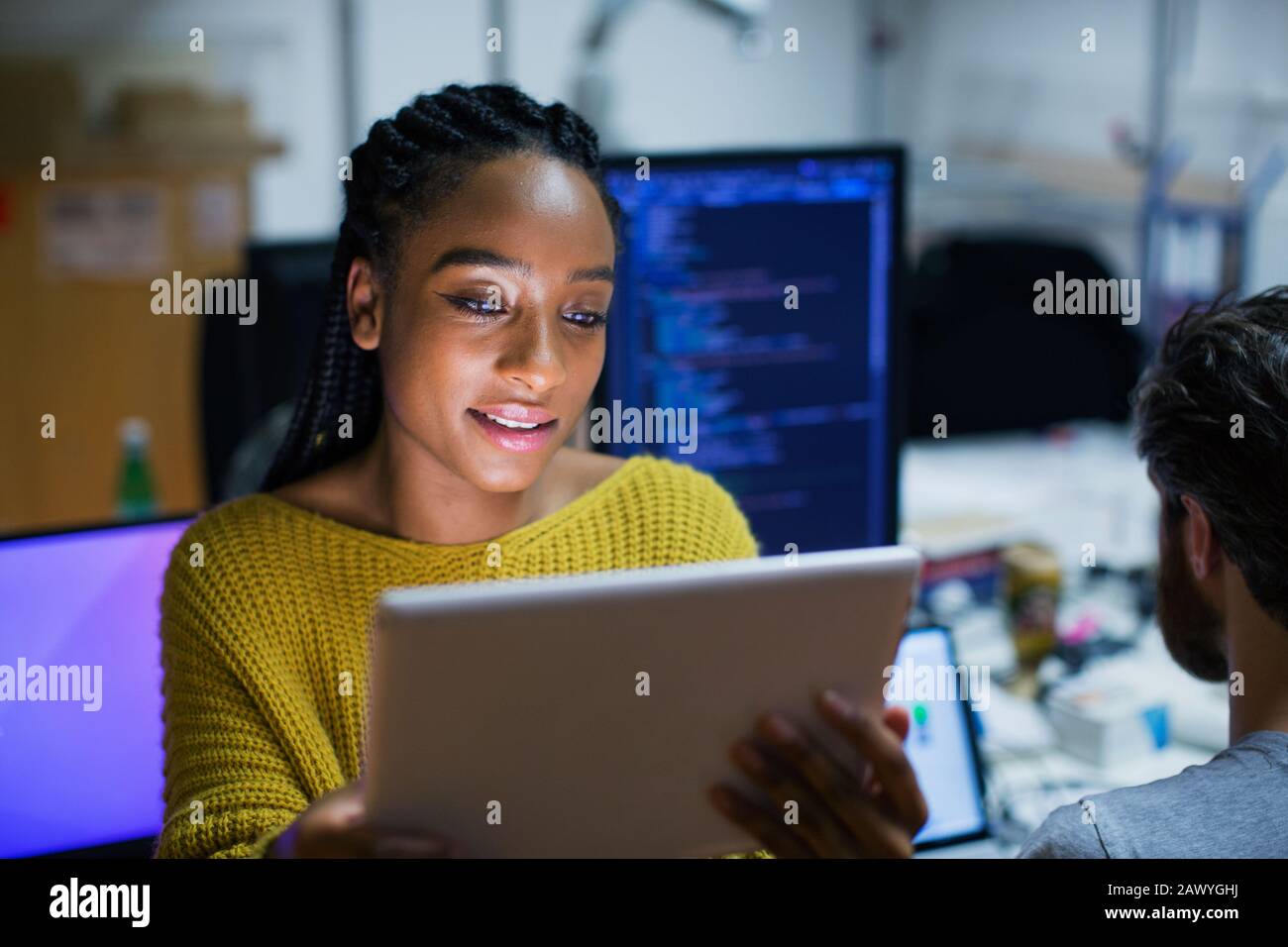 Programmiergerät für weibliche Computer mit digitalem Tablet im Büro Stockfoto