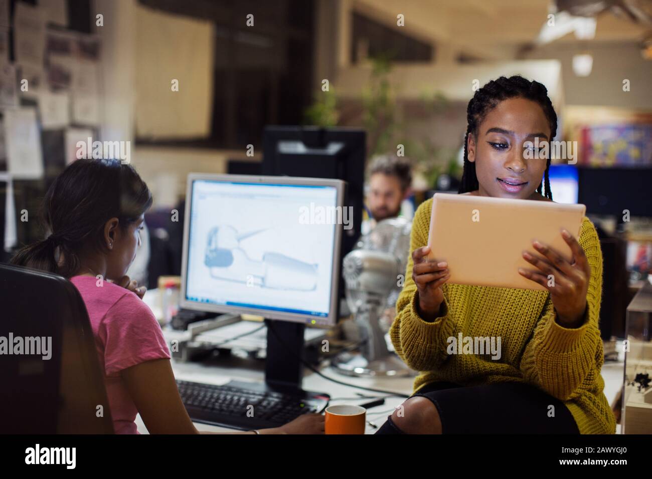 Ingenieurin mit digitalem Tablet im Büro Stockfoto