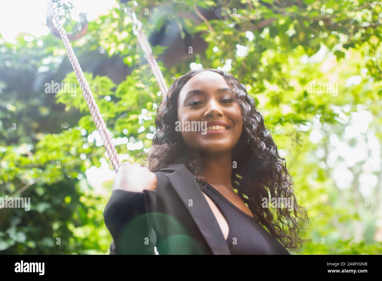Portrait selbstbewusste schöne junge Frau auf dem Schwingen Stockfoto