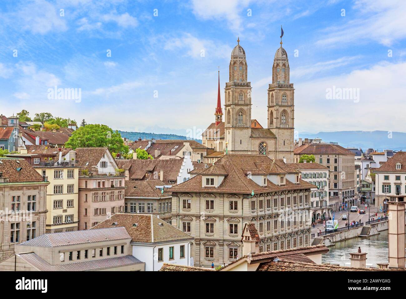 Großmunster mit Rathaus davor. Es ist eine evangelische Kirche im Stil der Romanik in Zürich, Schweiz. Blick vom Park Lindenhof. Stockfoto