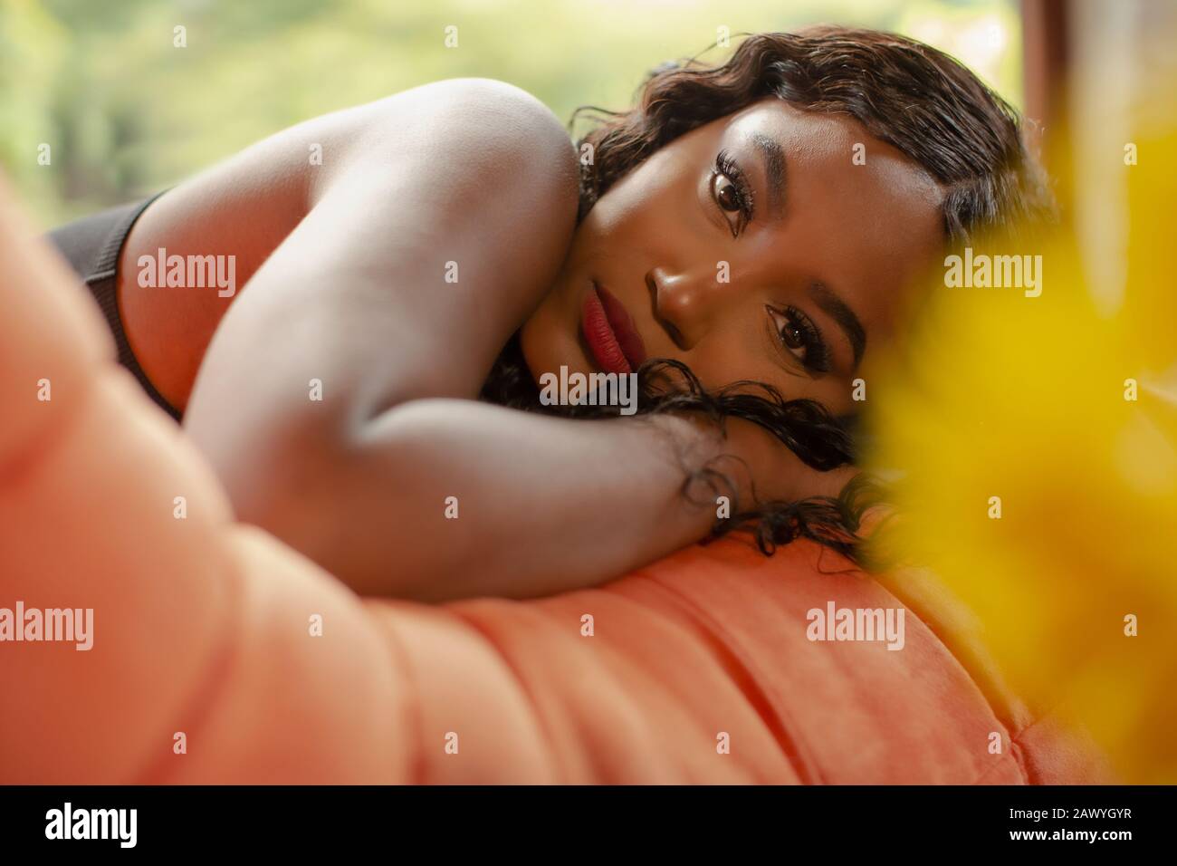 Portrait schöne junge Frau auf dem Bett Stockfoto
