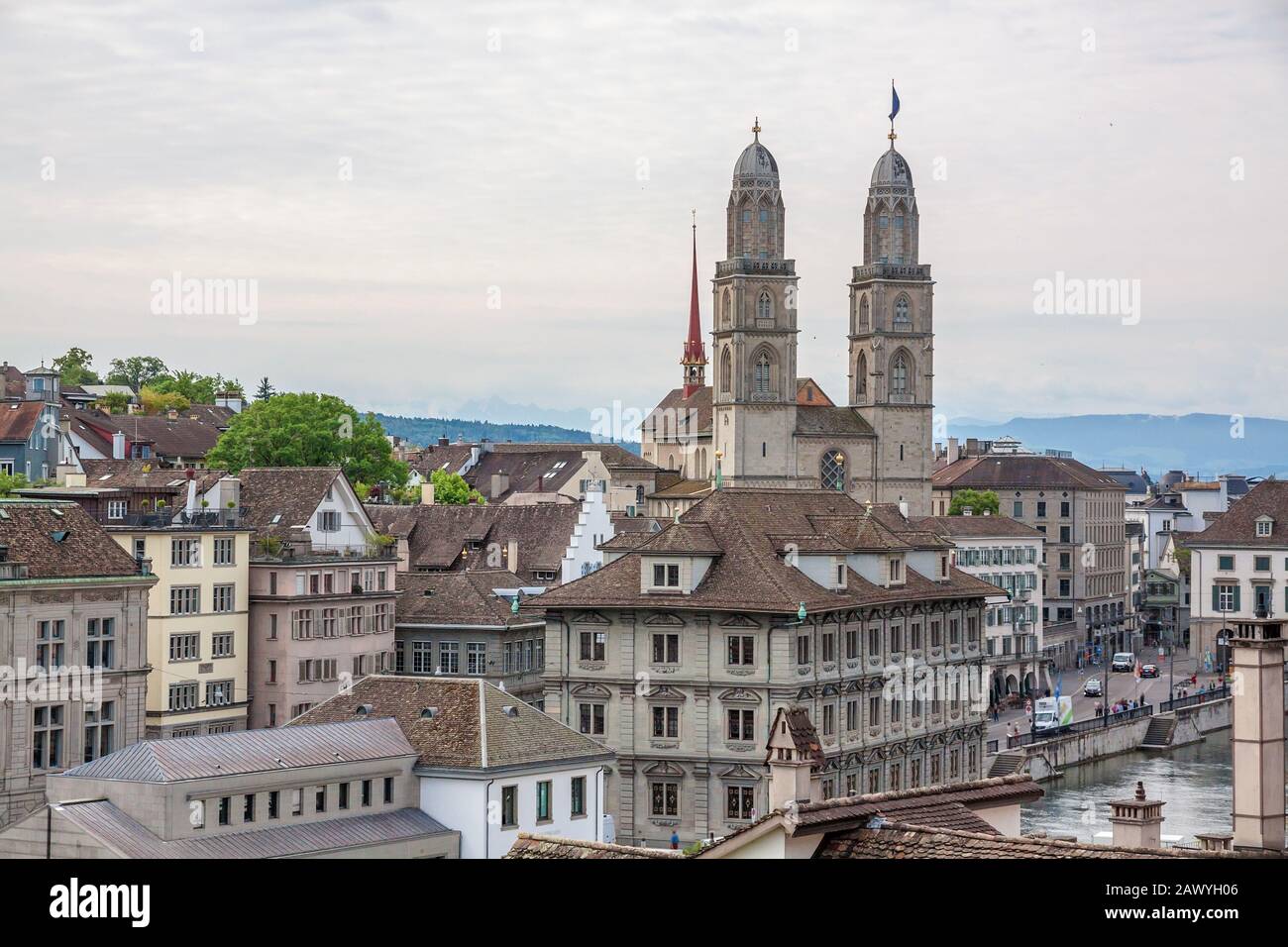 Großmunster mit Rathaus davor. Es ist eine evangelische Kirche im Stil der Romanik in Zürich, Schweiz. Blick vom Park Lindenhof. Stockfoto