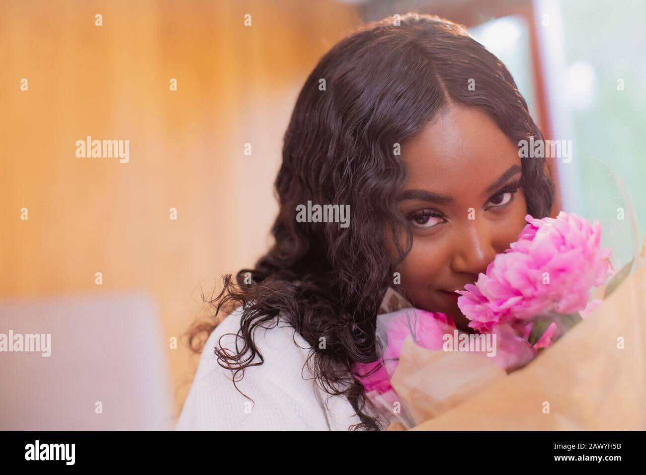Portrait schöne junge Frau riecht frischen rosa Pony Bouquet Stockfoto