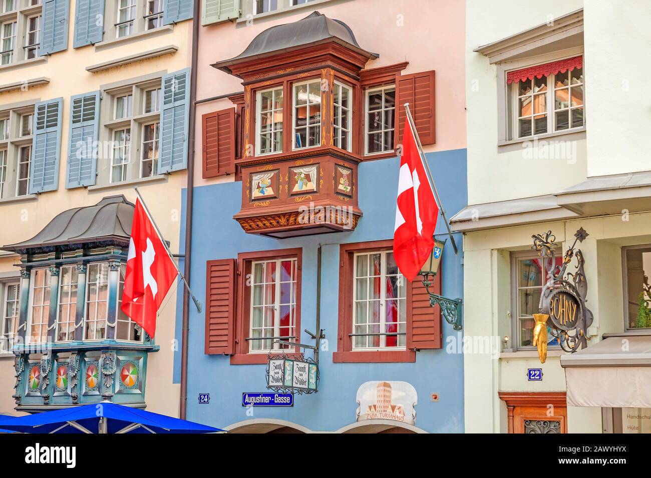 Zürich, Schweiz - 10. Juni 2017: Straße Augustinergasse in Zuerich, Stadtteil Lindenhof mit schweizer Flaggen. Stockfoto