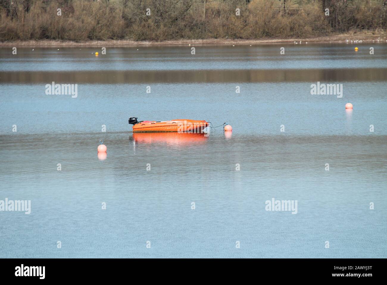 Ein Kleines Orange Rescue Boot, Das Auf einem See Festgemacht wurde. Stockfoto