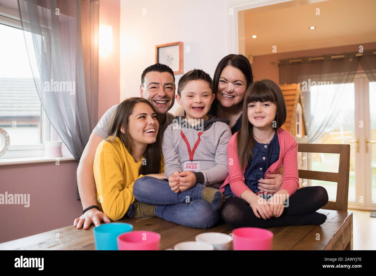 Porträt glückliche Familie mit Down-Syndrom-Kind Stockfoto