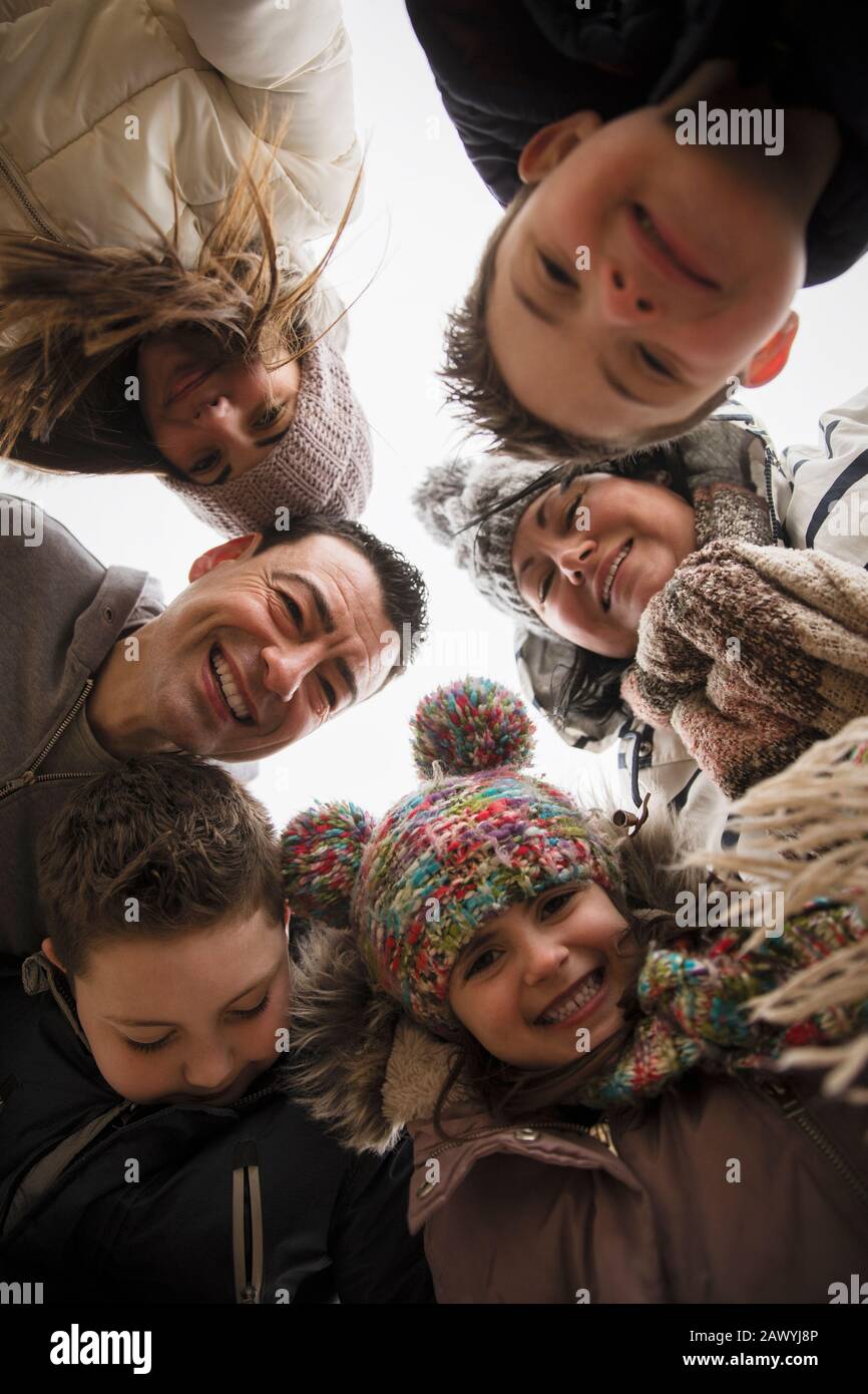 Portrait glückliche Familie mit Down-Syndrom-Kind im Huddle Stockfoto