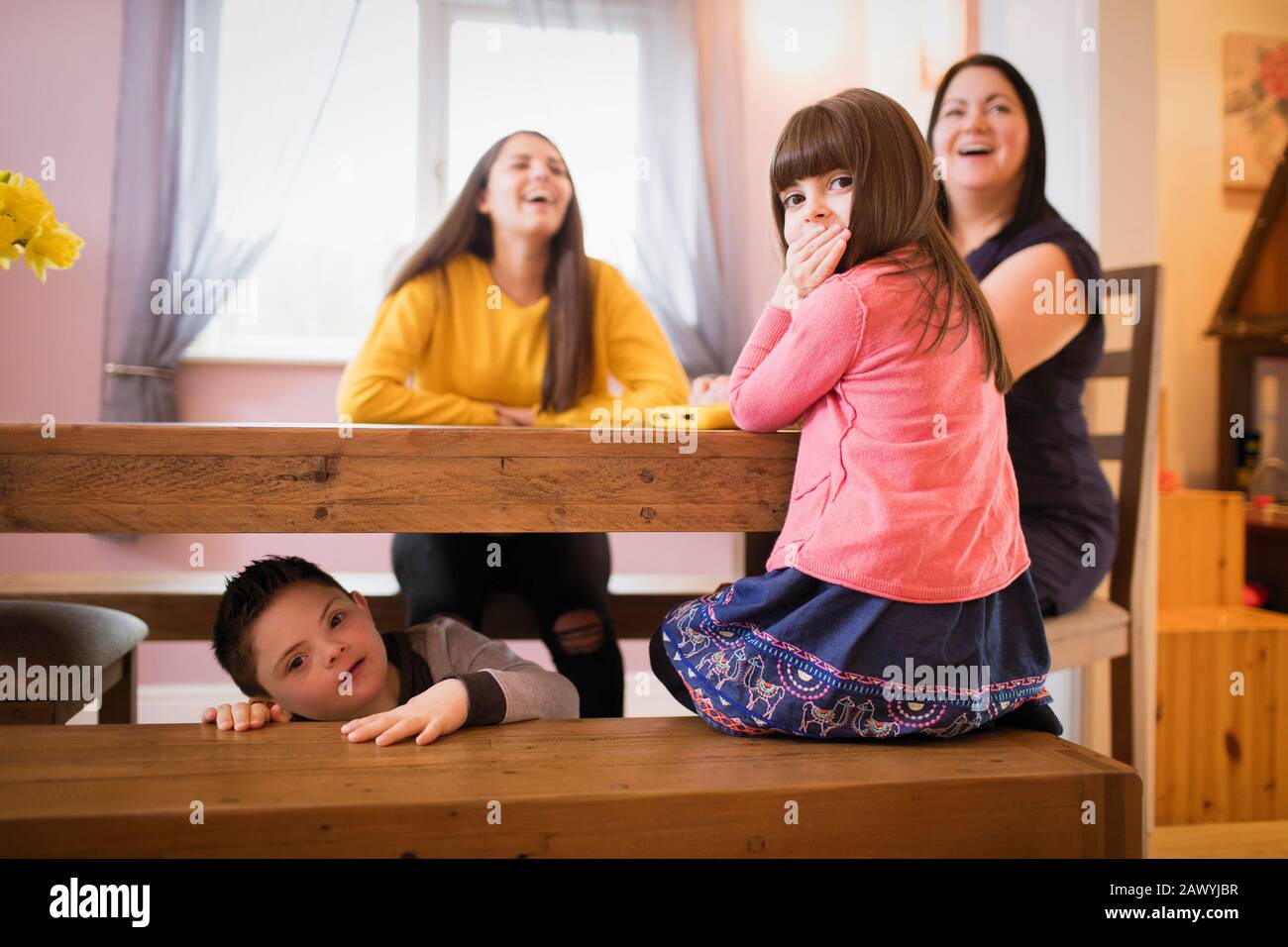 Porträt glückliche Familie mit Down-Syndrom-Kind im Speisesaal Stockfoto