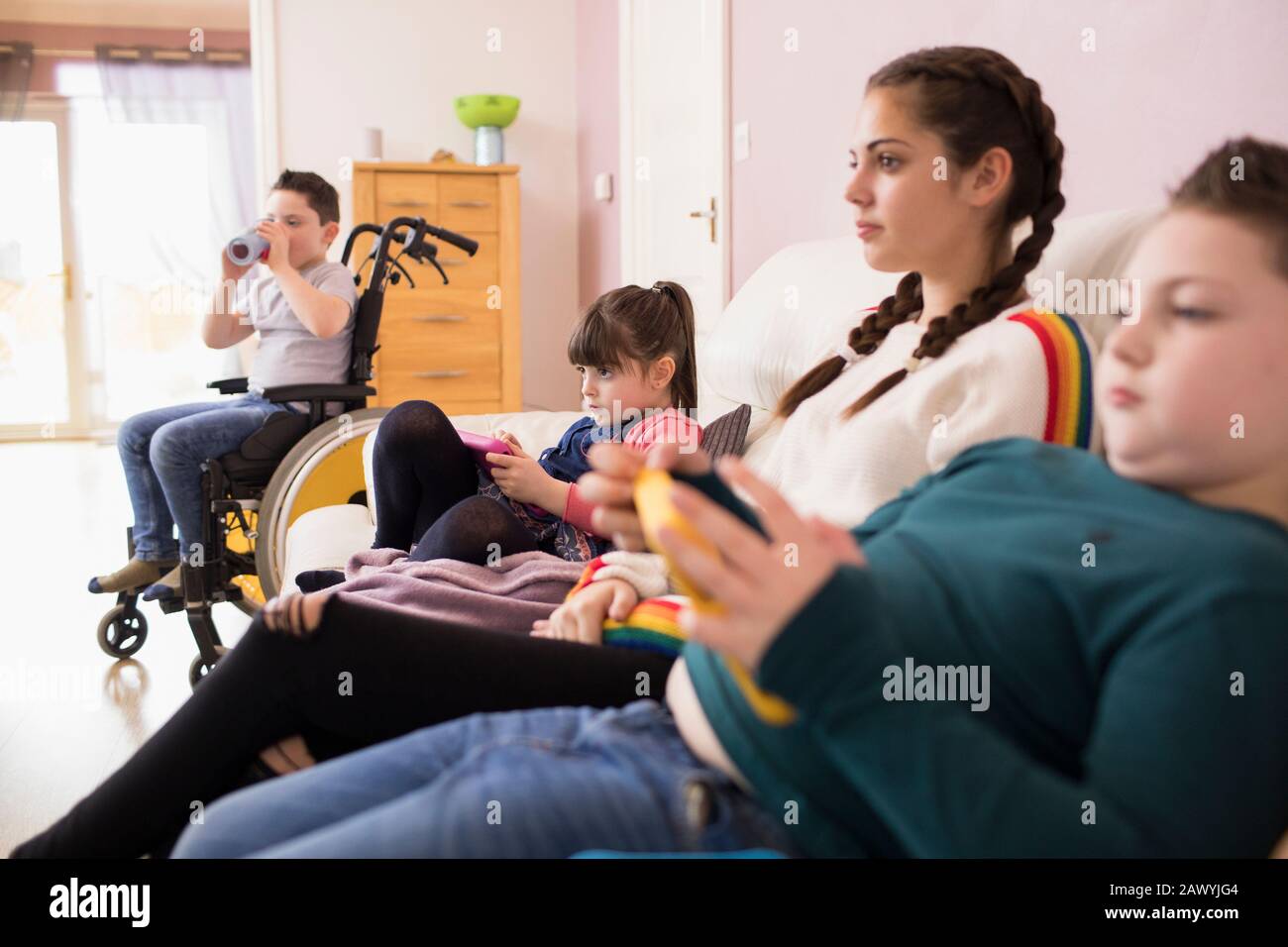 Geschwister, die auf dem Sofa Fernsehen Stockfoto