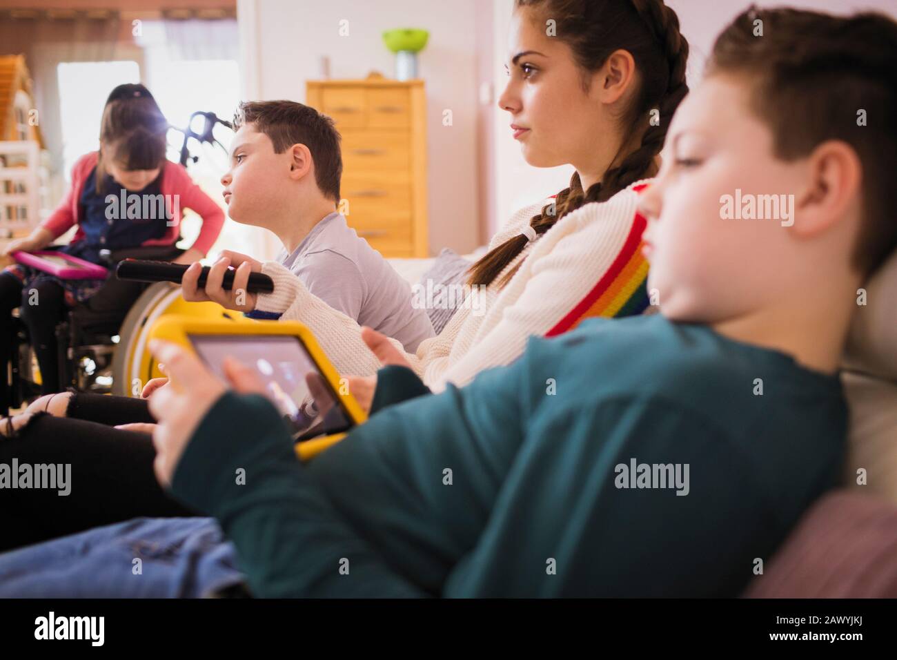 Geschwister, die auf dem Sofa Fernsehen Stockfoto