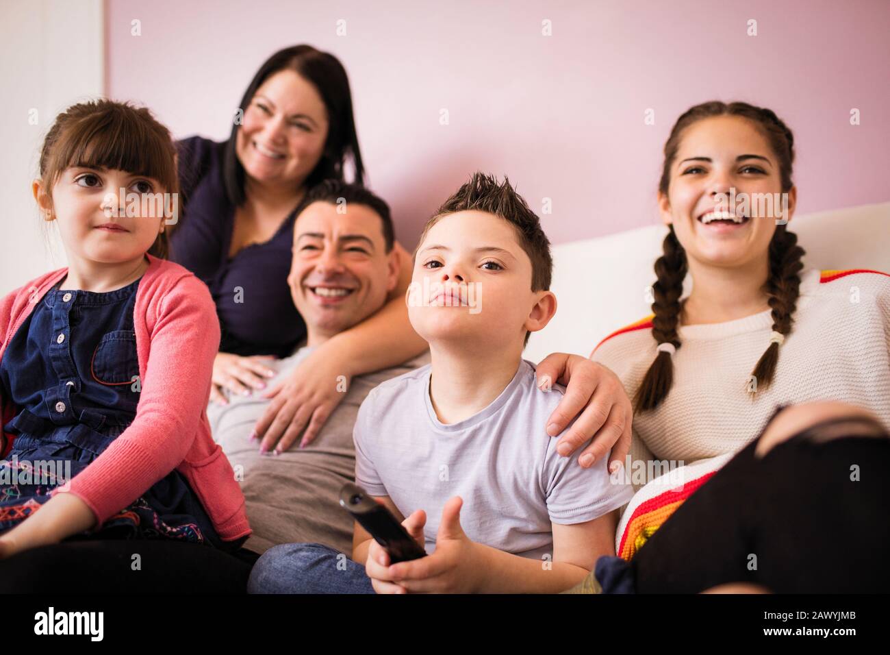 Glückliche Familie vor dem Fernseher auf sofa Stockfoto