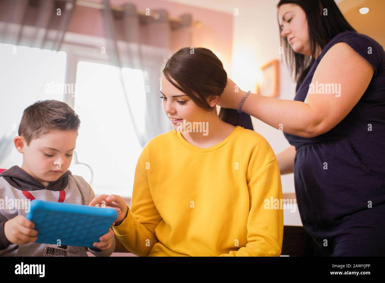 Familie mit Hilfe von digital-Tablette Stockfoto