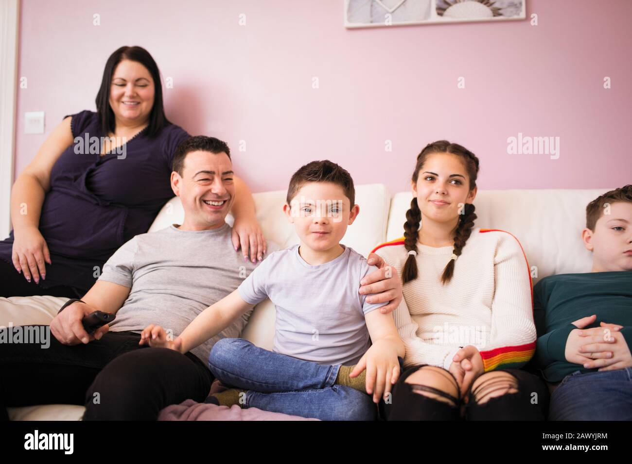 Glückliche Familienerholung auf dem Sofa im Wohnzimmer Stockfoto