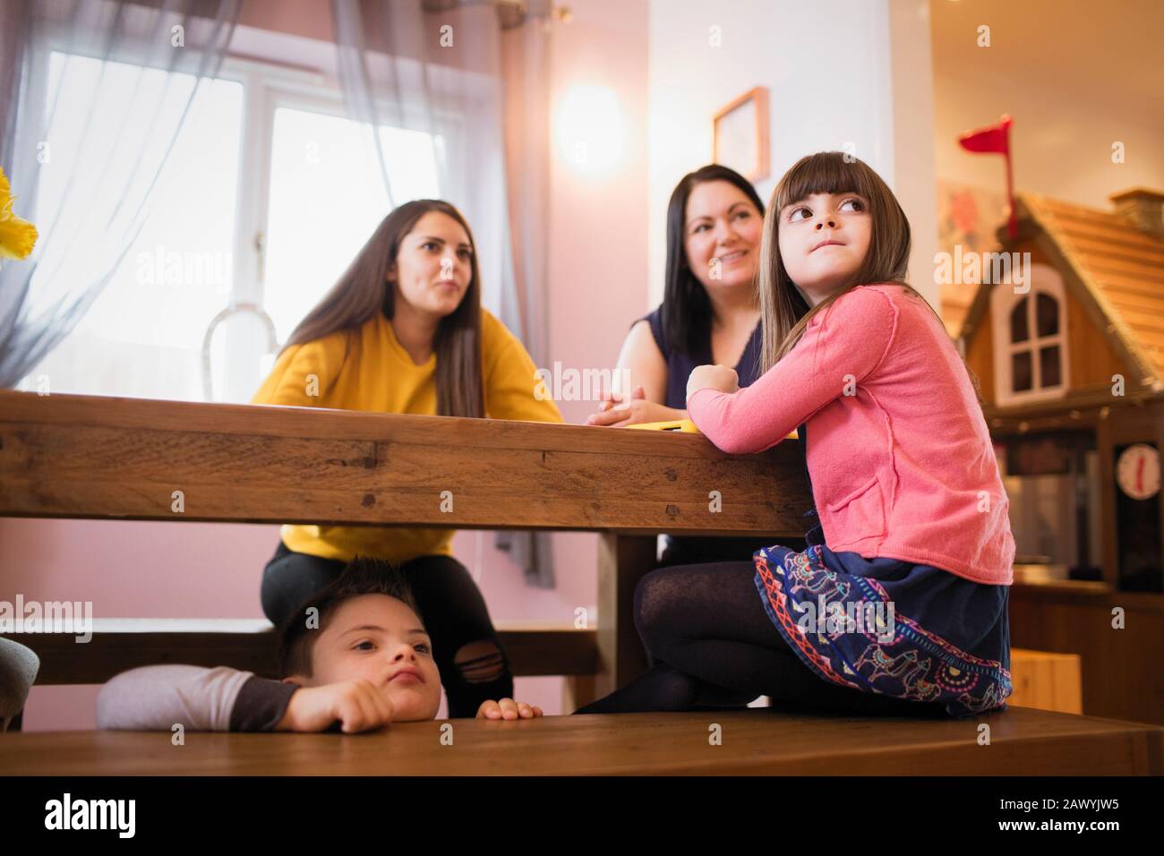 Die Familie wartet am Esstisch Stockfoto