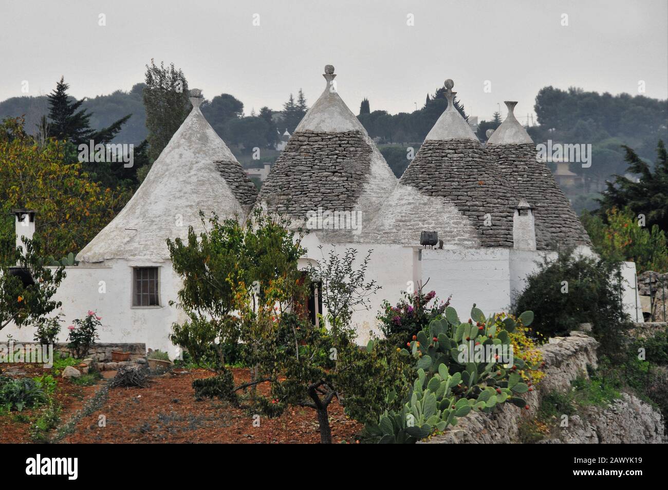 Traditionelle Trullo- oder Trulli-Häuser in der Nähe von Alberobello, Italien Stockfoto
