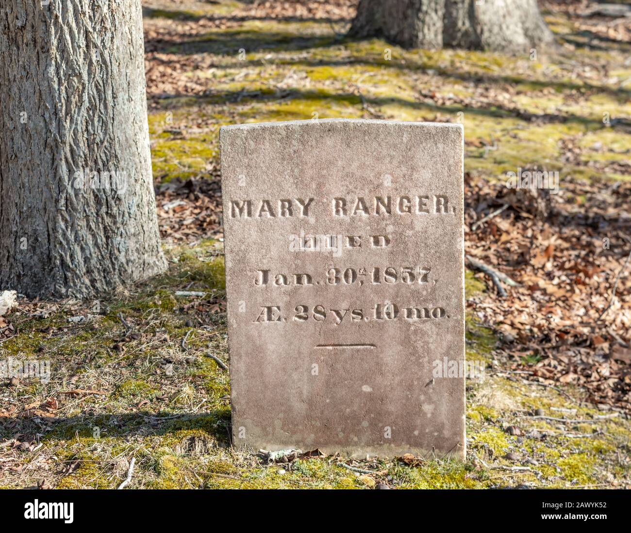 Alter Grabstein für Mary Ranger, in einem Familiengrundstück in East Hampton, NY Stockfoto