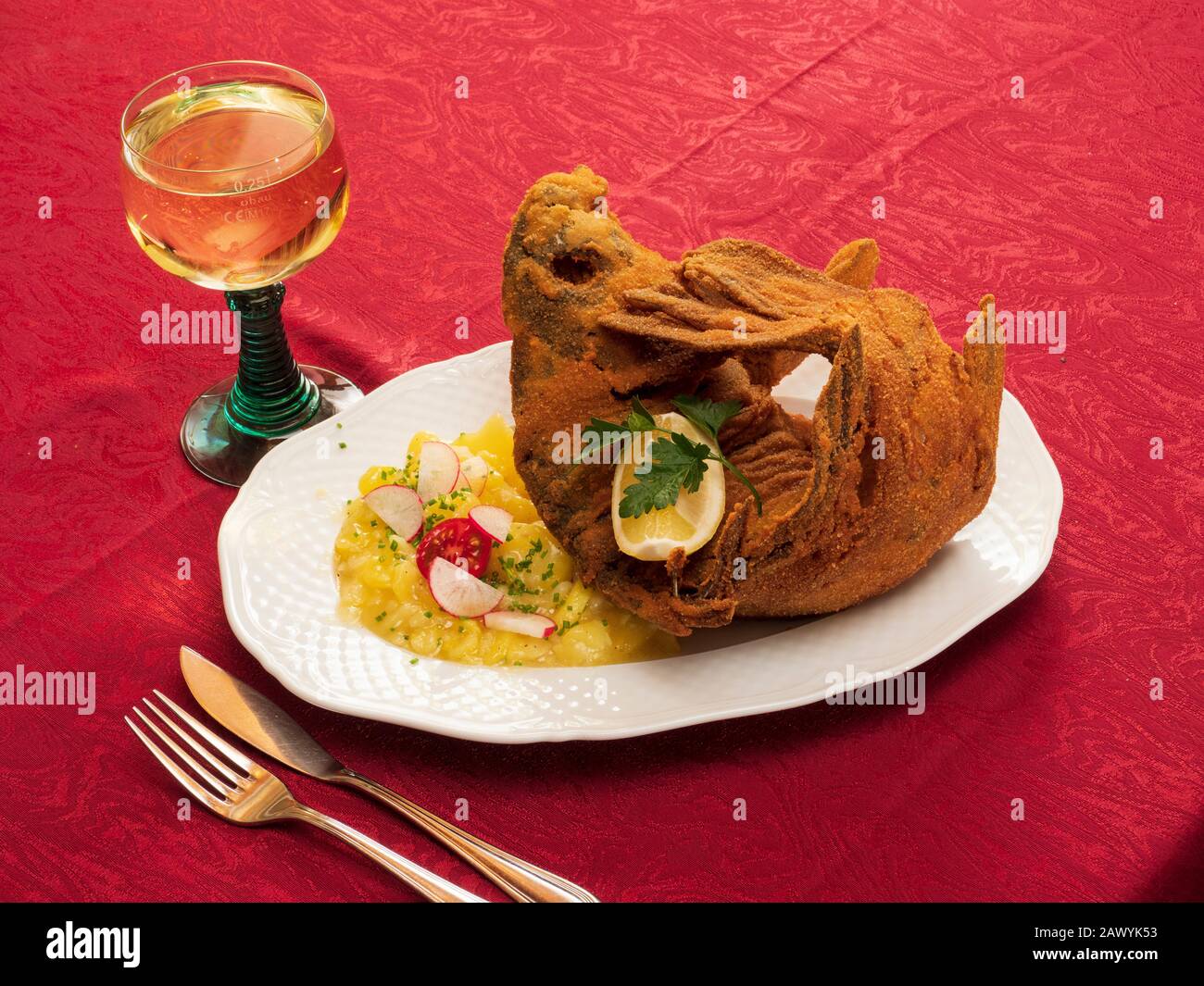 Waldgasthof Wildbad, Spiegelkarpfen mit Kartoffelsalat, Burgbernheim, Mittelfranken, Franken, Bayern, Deutschland Restaurant Wildbad, Karpfen, Burgbern Stockfoto