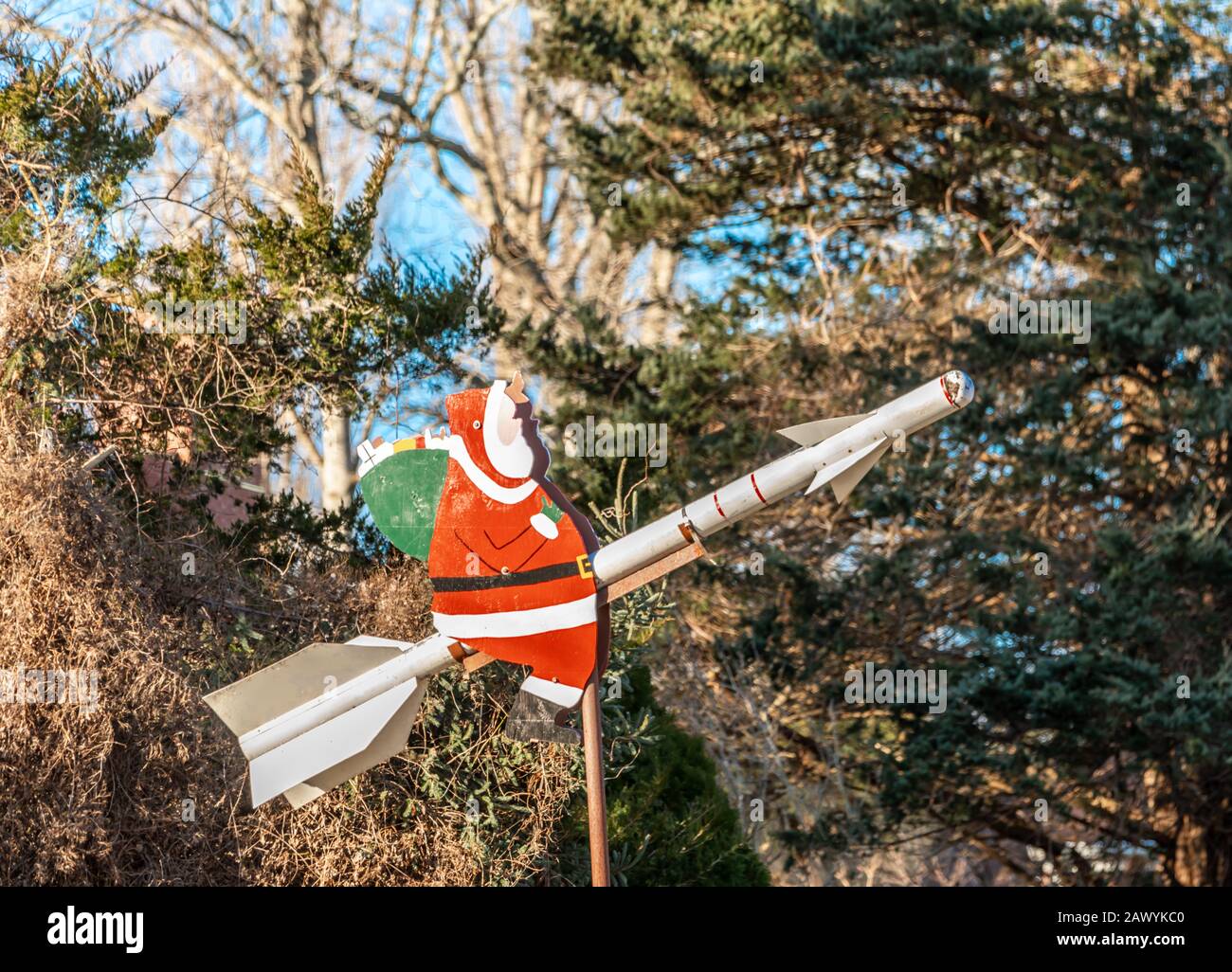 Holzbild des Weihnachtsmannes, der in East Hampton, NY, eine Rakete reitet Stockfoto
