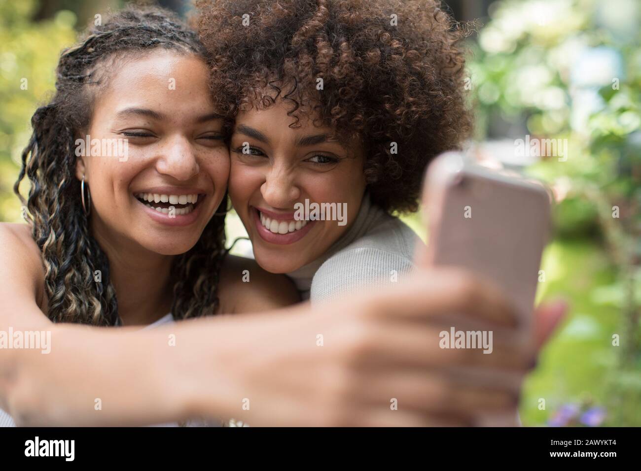 Fröhliche, verspielte junge Frauenfreunde, die selfie mit dem Kameratelefon nehmen Stockfoto