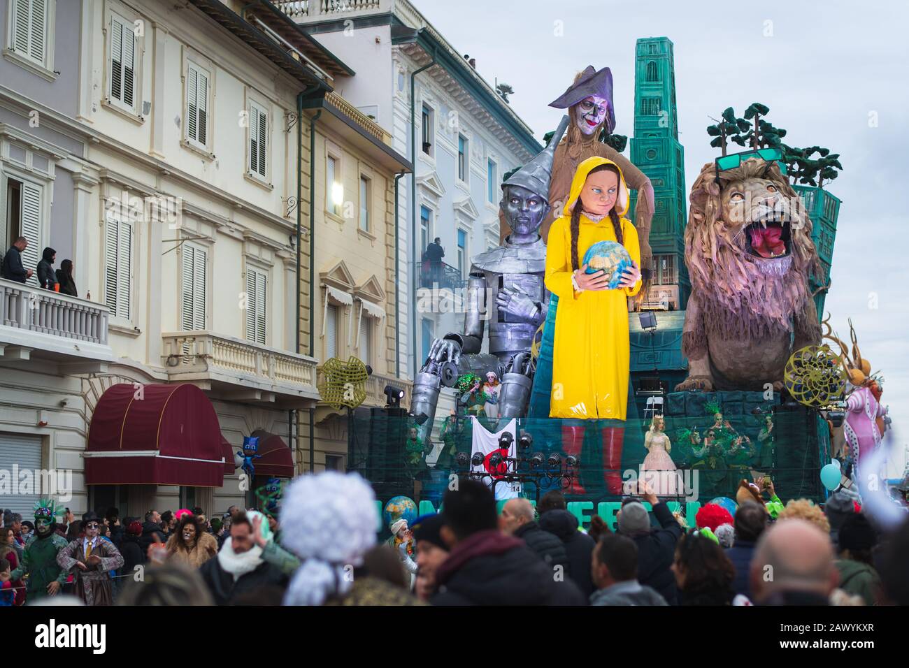 Viareggio, ITALIEN - 09. FEBRUAR 2020: Greta Thunberg ist eine Maske des Karnevalsumzugs auf den Straßen von Viareggio, Italien. Karneval von Viareggio gilt als einer der wichtigsten Karnevale Italiens. Stockfoto