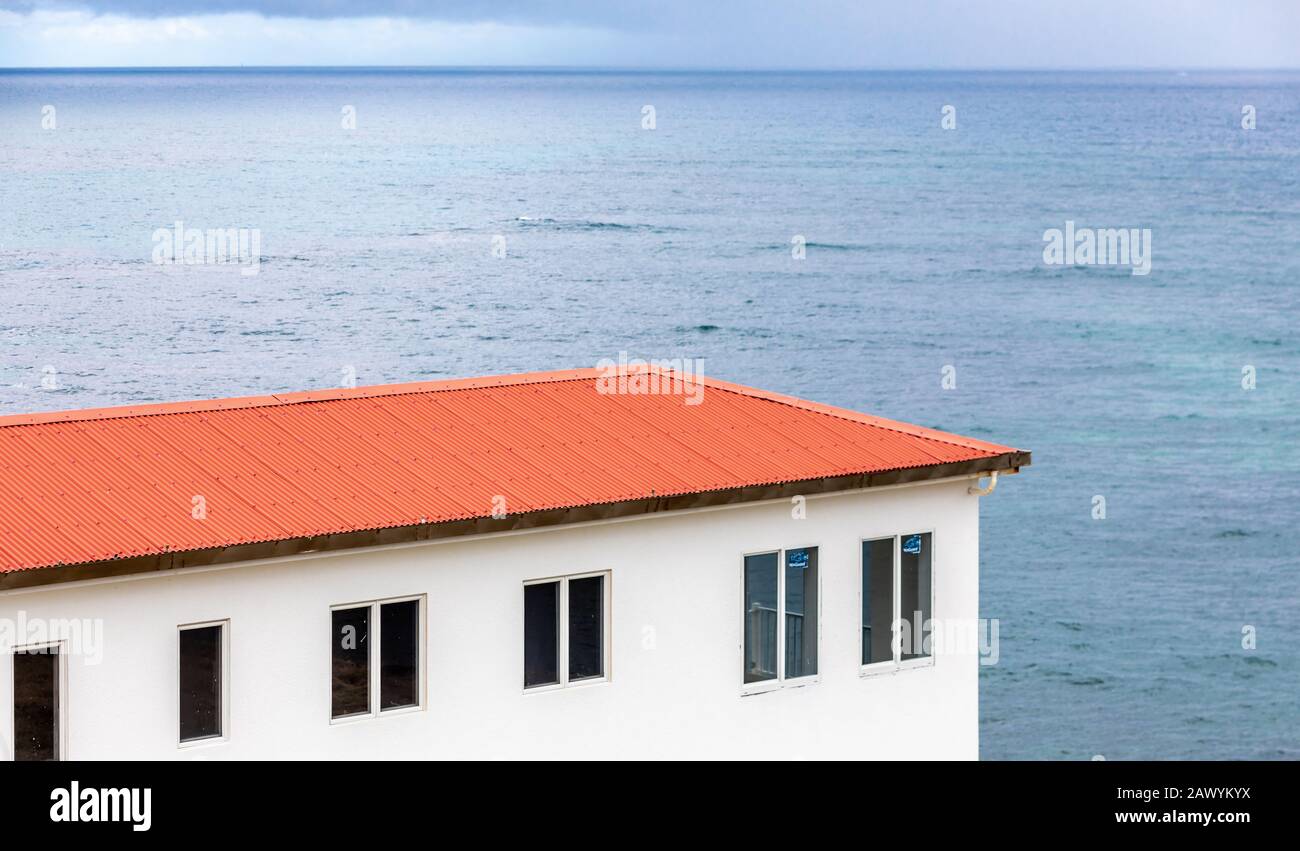 Dach aus rotem Metall in einer Villa in St. Martin Stockfoto