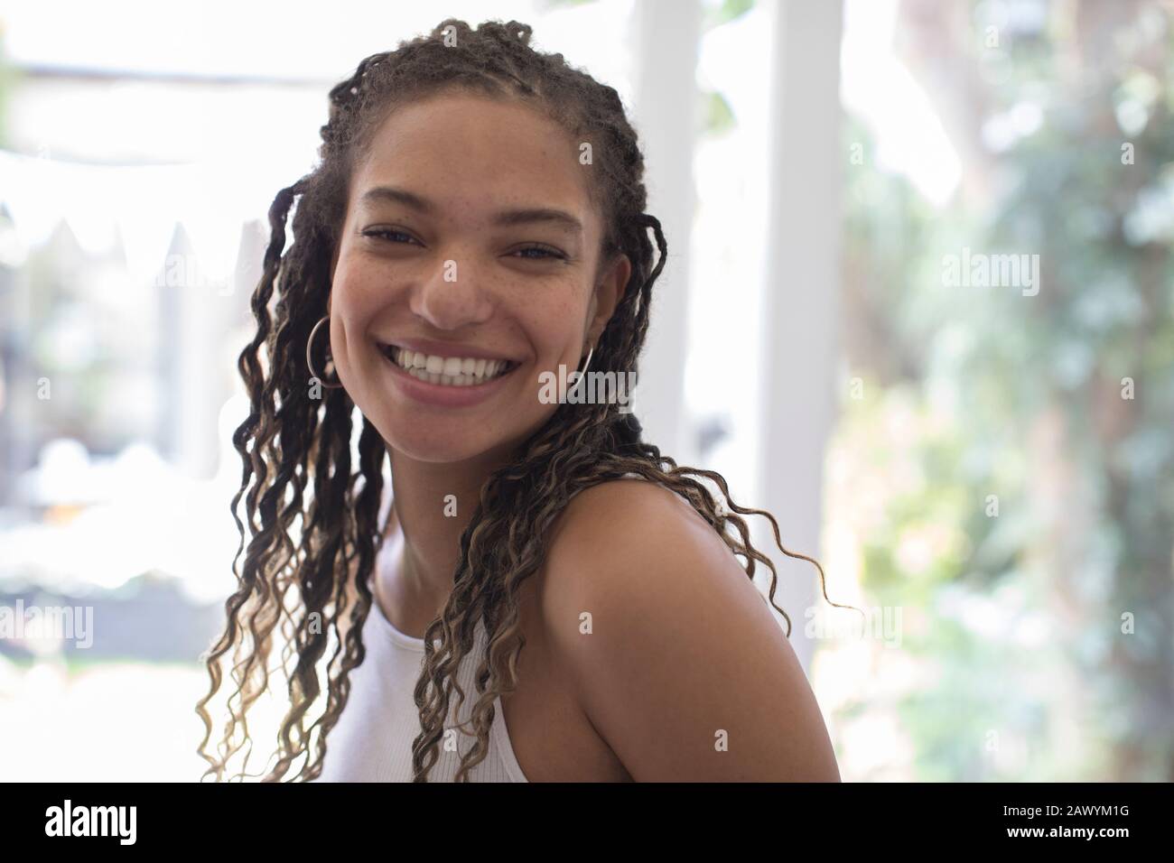 Porträt schöne begeisterte junge Frau lächelnd Stockfoto