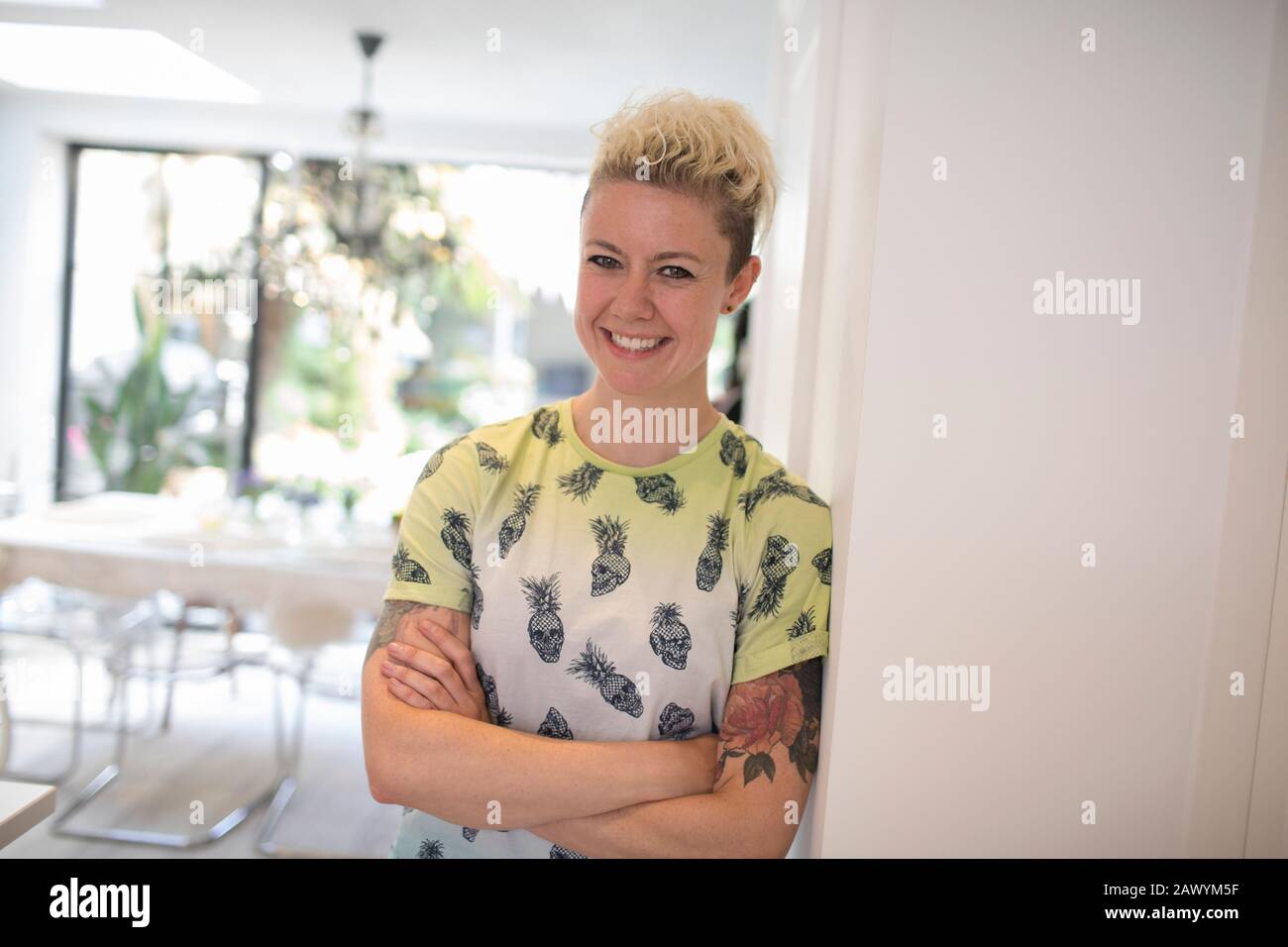 Portrait selbstbewusste Frau mit Tattoo Stockfoto