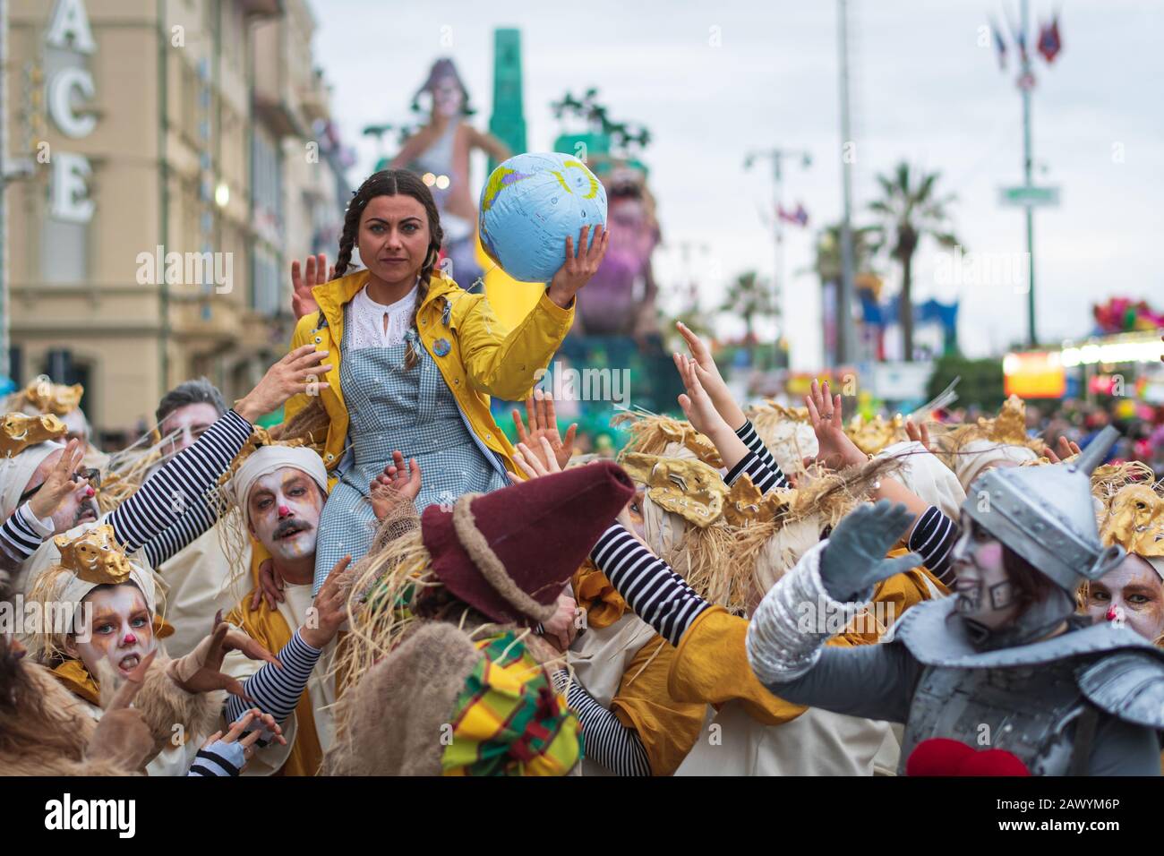 Viareggio, ITALIEN - 09. FEBRUAR 2020: Greta Thunberg ist eine Maske des Karnevalsumzugs auf den Straßen von Viareggio, Italien. Karneval von Viareggio gilt als einer der wichtigsten Karnevale Italiens. Stockfoto