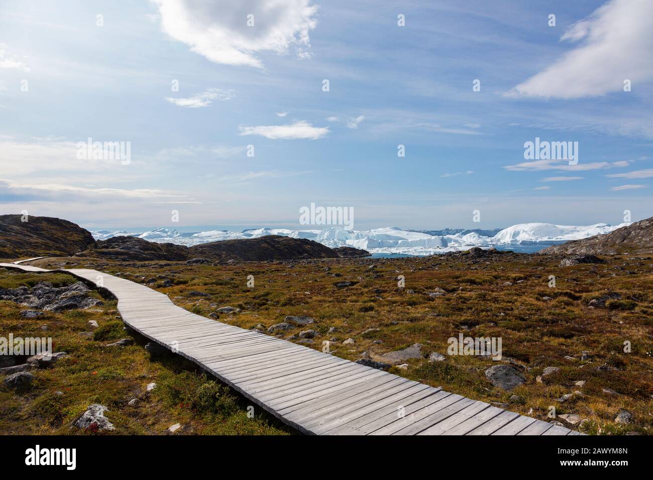 Fußweg zu Eisbergen an abgelegener Küste Grönlands Stockfoto