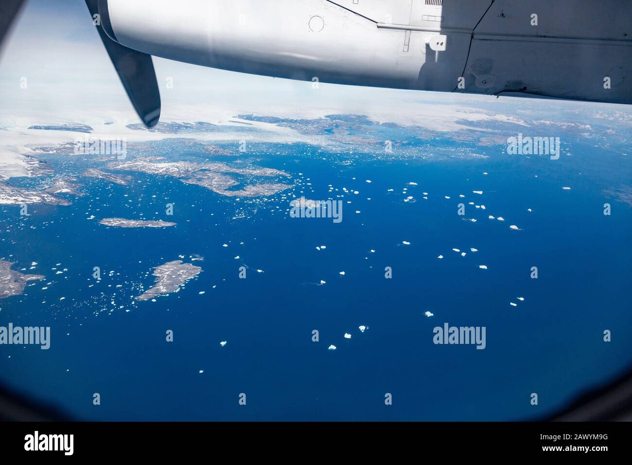 Blick aus dem Treibflugzeug über die schmelzende Eiskappe Grönlands Stockfoto