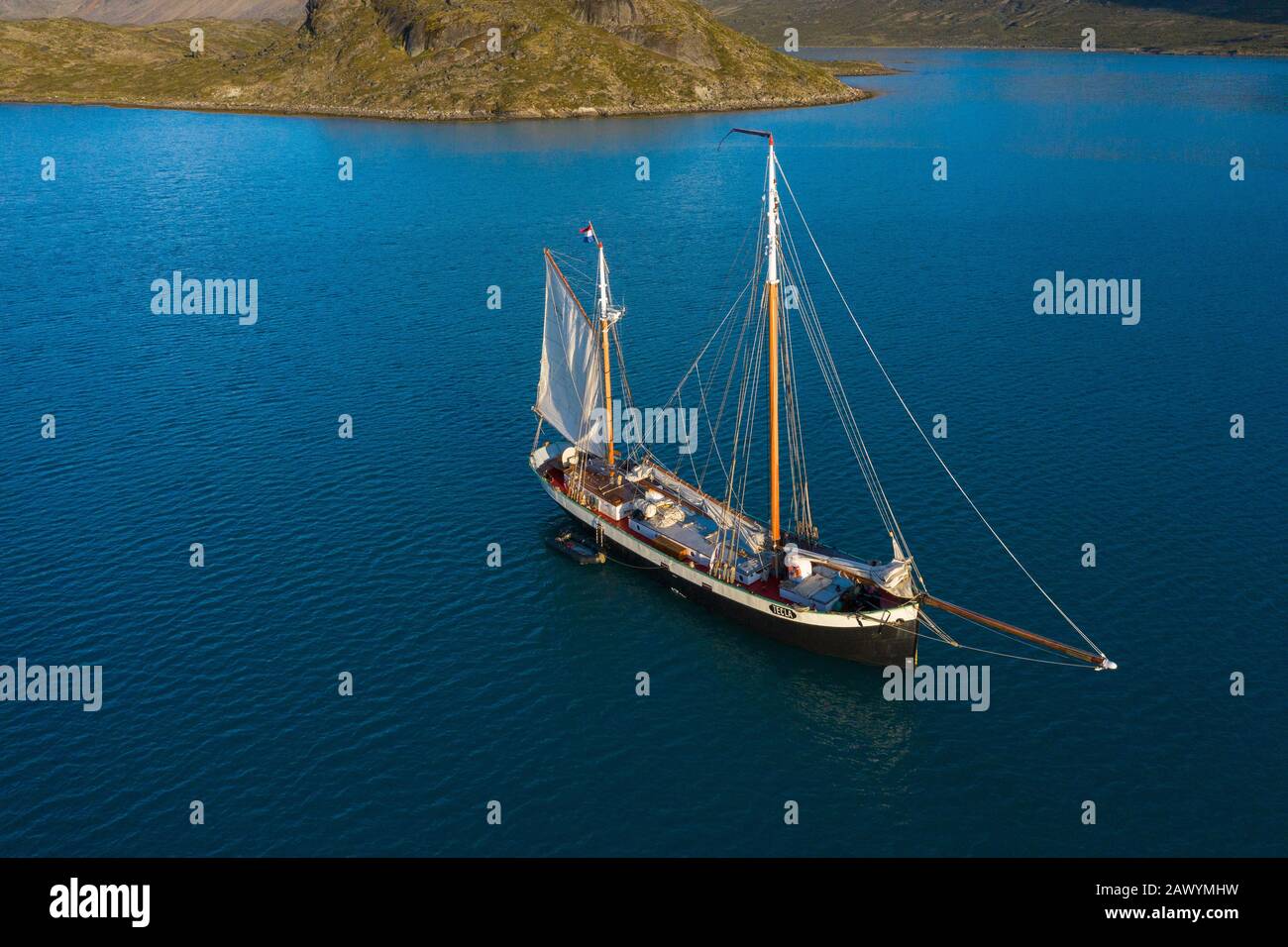 Schiff in der Bucht auf dem sonnigen blauen Ozean Grönland Stockfoto