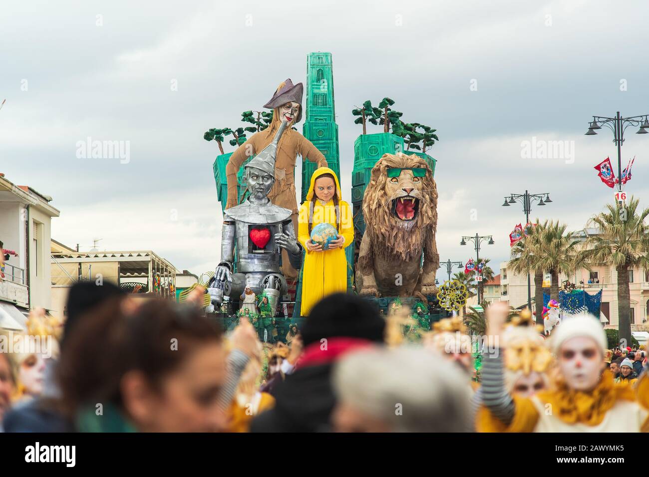 Viareggio, ITALIEN - 09. FEBRUAR 2020: Greta Thunberg ist eine Maske des Karnevalsumzugs auf den Straßen von Viareggio, Italien. Karneval von Viareggio gilt als einer der wichtigsten Karnevale Italiens. Stockfoto