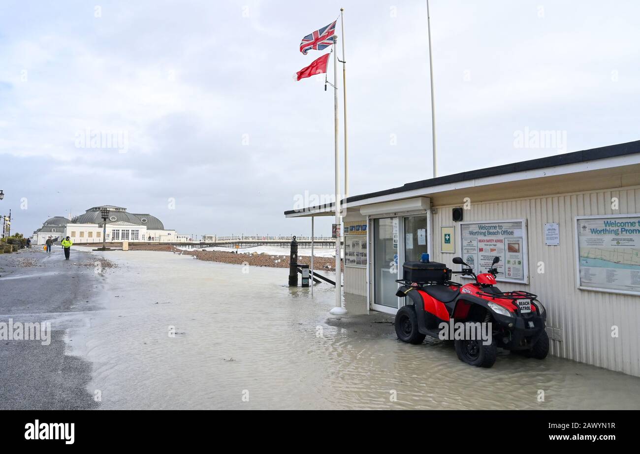 Shoreham UK, 10. Februar 2020 - die Strandpromenade von Worthing wird überschwemmt, nachdem das Meer heute bei Flut überschwemmt wurde, als das Schlussende von Storm Ciara durch Großbritannien weht: Credit Simon Dack / Alamy Live News Stockfoto