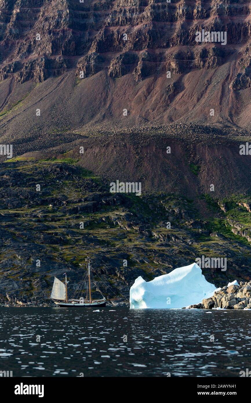 Blick auf Schiff und Eisberg in der Disko Bay Westgrönland Stockfoto