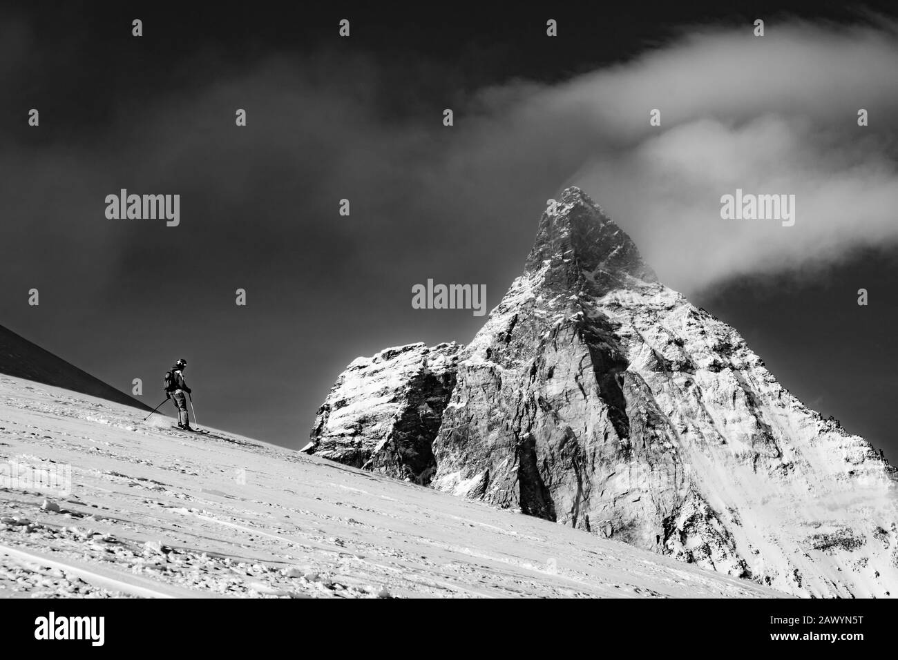 Skifahren unter Matterhorn-Gipfel gegen blauen Himmel Schweizer Alpen Stockfoto