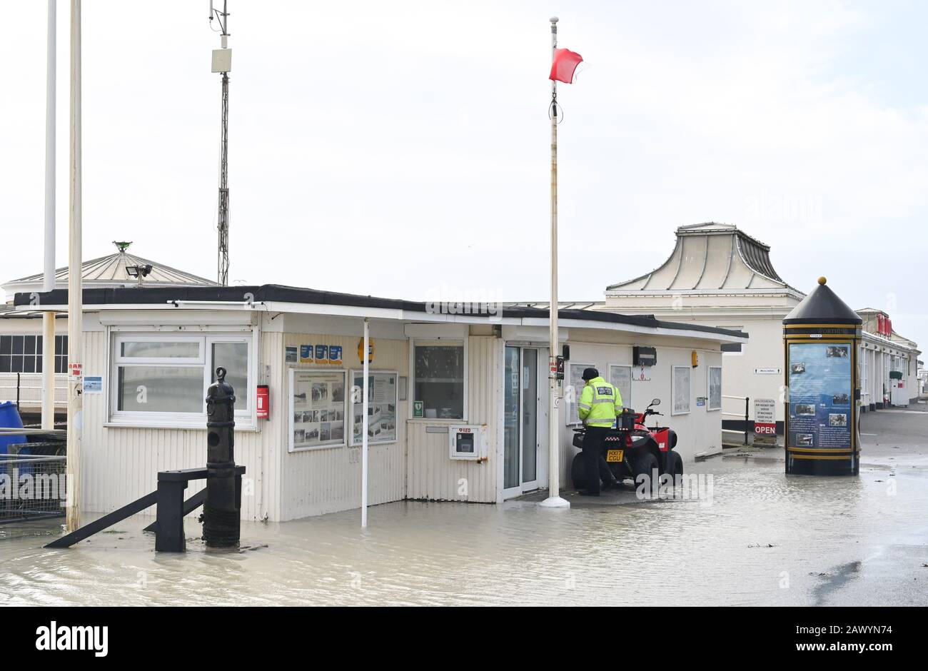 Shoreham UK, 10. Februar 2020 - die Strandpromenade von Worthing wird überschwemmt, nachdem das Meer heute bei Flut überschwemmt wurde, als das Schlussende von Storm Ciara durch Großbritannien weht: Credit Simon Dack / Alamy Live News Stockfoto