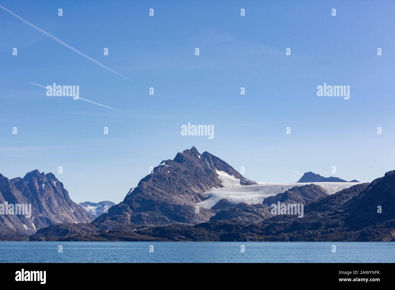 Majestätische Landschaft Blick auf die Berge unter dem sonnigen blauen Himmel Grönland Stockfoto