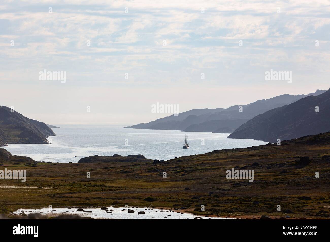 Panorama-Schiff in der sonnigen, abgelegenen Disko-Bucht von Westgrönland Stockfoto