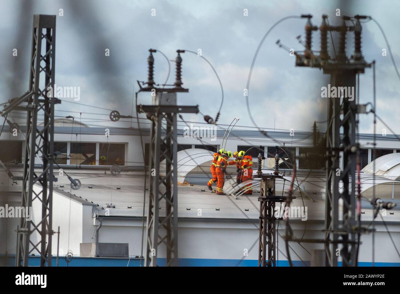 Ein beschädigtes Dach eines CD Cargo-Gebäudes nach dem Sturm Ciara (Sabine) ist am Montag, 10. Februar 2020, in Budweis, Tschechien zu sehen. (CTK Photo/Vaclav Pancer) Stockfoto