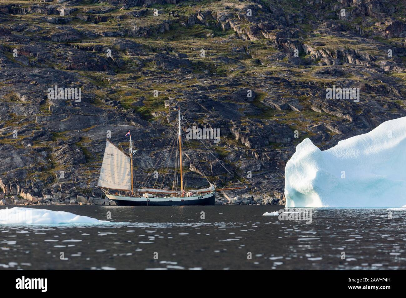 Schiff und schmelzendes Polareis in der sonnigen Disko Bay Grönland Stockfoto