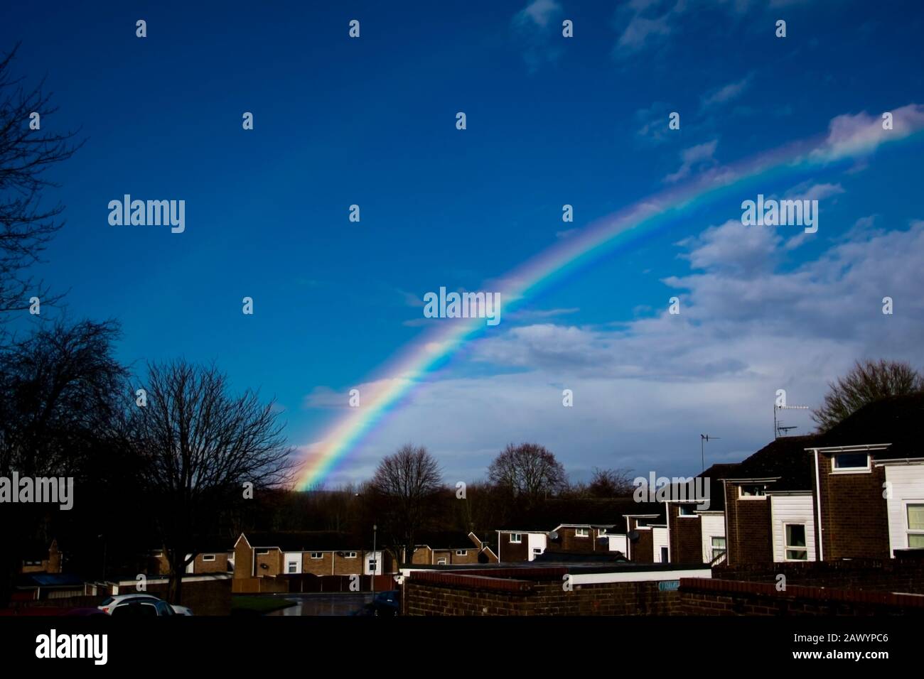 Klimawandel, Regenbogen nach dem Sturm, Droitwich Spa. Worcestershire, Vereinigtes Königreich, 10/02/2020 , der Regenbogen leuchtet in voller Farbe mit der Sonne nach dem Sturm Ciara Stockfoto