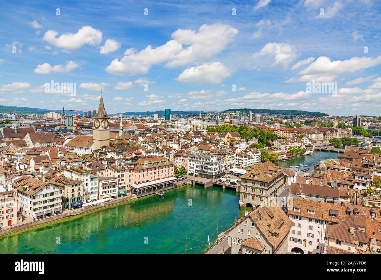 Züricher Innenstadt mit St. Peter Kirche, Rathaus und Limmat - Blick von der Großmunster Kirche an einem sonnigen Tag mit Wolken im Sommer, Kanton Z Stockfoto