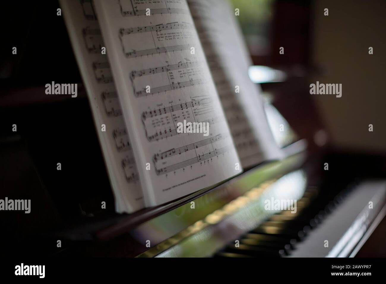 Notenblätter auf Klavier geöffnet Stockfoto