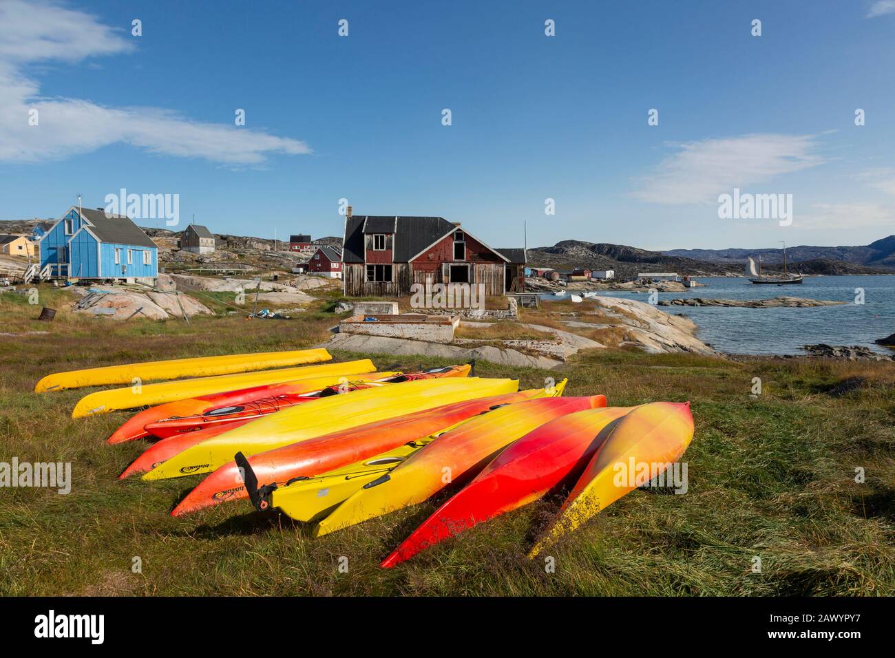 Bunte Kajaks in der Gras-Disko-Bucht von Westgrönland Stockfoto