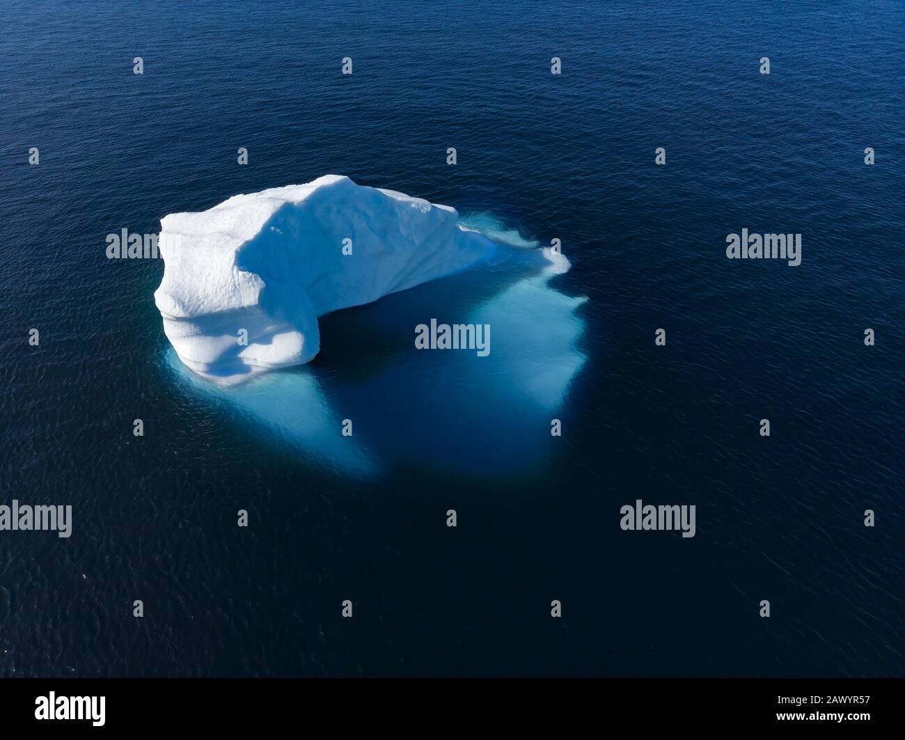 Drohnenblick majestätischer Eisberg am sonnigen blauen Atlantischen Ozean Grönland Stockfoto