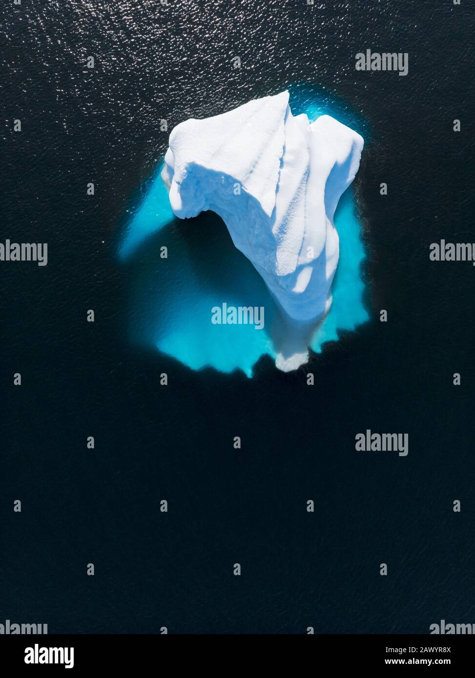 Luftansicht majestätischer Eisberg über sonnigen blauen Atlantischen Ozean Grönland Stockfoto