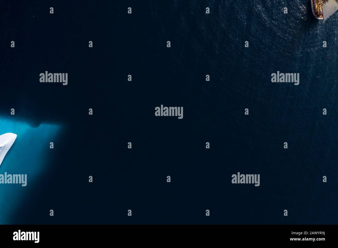 Luftbildschiff und Eisberg auf dem sonnigen blauen Atlantischen Ozean Grönland Stockfoto